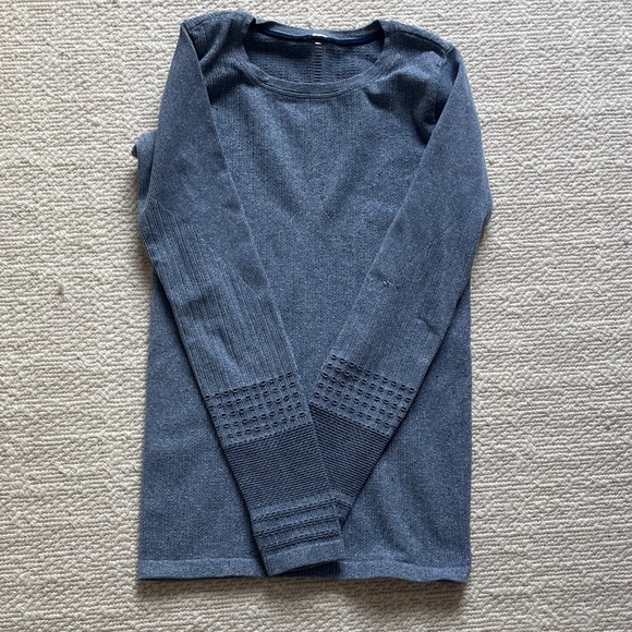 ALO Yoga Charcoal Long Sleeve Sweatshirt - Picture 1 of 5